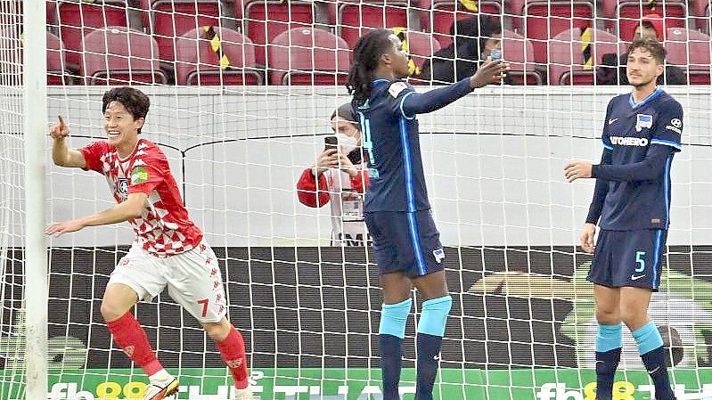 Jae-Sung Lee brachte den FSV Mainz mit seinem Tor zum 1:0 gegen Hertha BSC auf die Siegerstraße. Foto: Torsten Silz/dpa