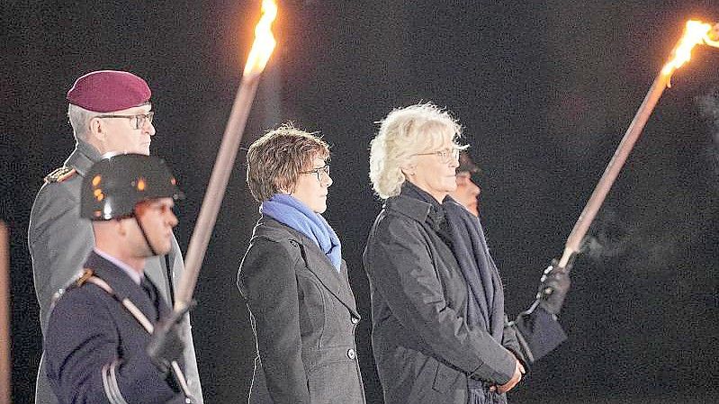 Annegret Kramp-Karrenbauer (M) neben Generalinspekteur Eberhard Zorn und Verteidigungsministerin Christine Lambrecht. Foto: Michael Kappeler/dpa-pool/dpa