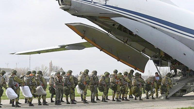 Russische Fallschirmjäger steigen in ein Flugzeug für Luftlandeübungen in Taganrog. Foto: AP/dpa/Archiv