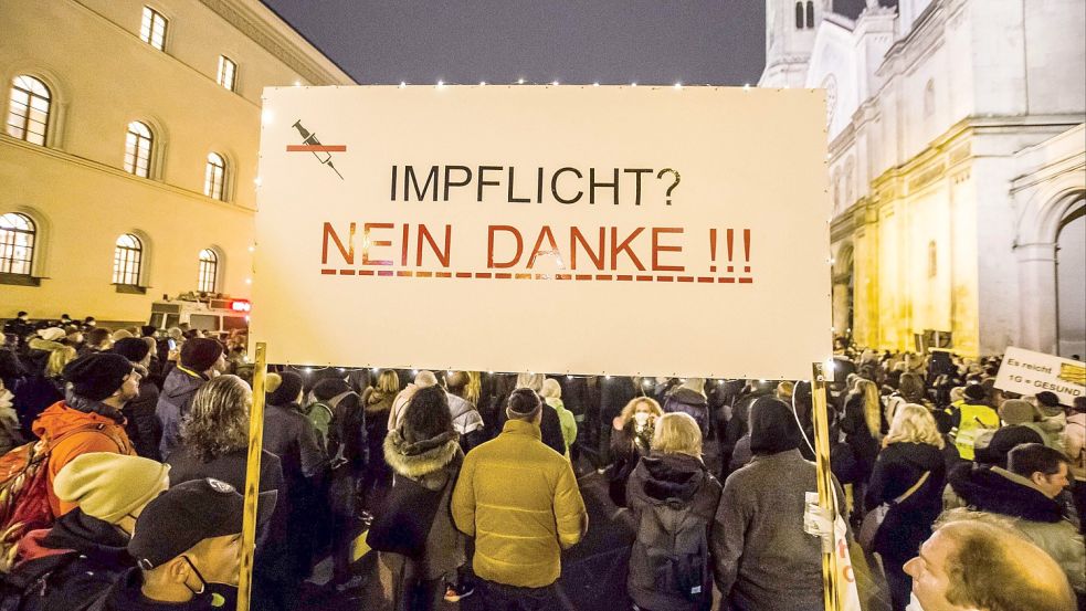 Impfpflichtgegner demonstrieren am 15. Dezember in München. Foto: imago images/Sachelle Babbar