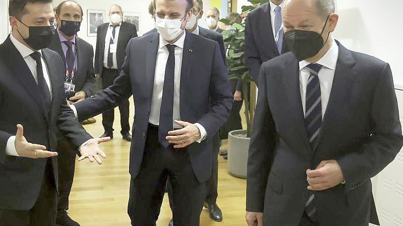 Emmanuel Macron (M), Präsident von Frankreich, Wolodymyr Selenskyj (l) Präsident der Ukraine, und Bundeskanzler Olaf Scholz (r, SPD) am Rande des Gipfels der Östlichen Partnerschaft. Foto: Kenzo Tribouillard/Pool AFP/AP/dpa