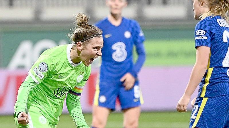 Svenja Huth (l) jubelt nach ihrem Tor zum 1:0. Foto: Swen Pförtner/dpa