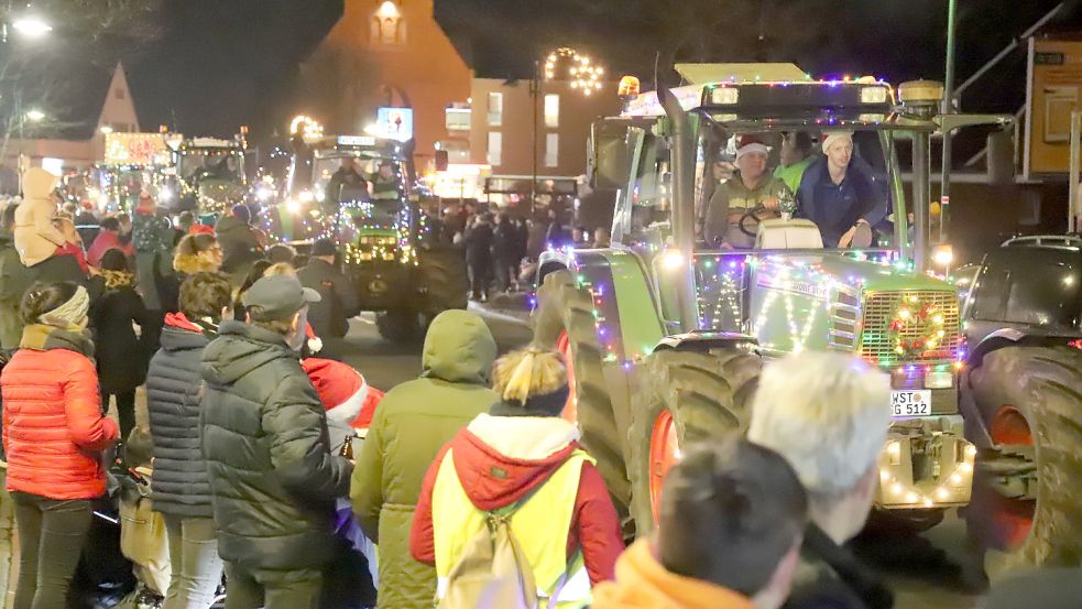 Fast so viele Zuschauer wie bei den Karnevalsumzügen sahen sich am Sonnabend im Saterland den Advents-Treckerkonvoi an. Foto: Passmann