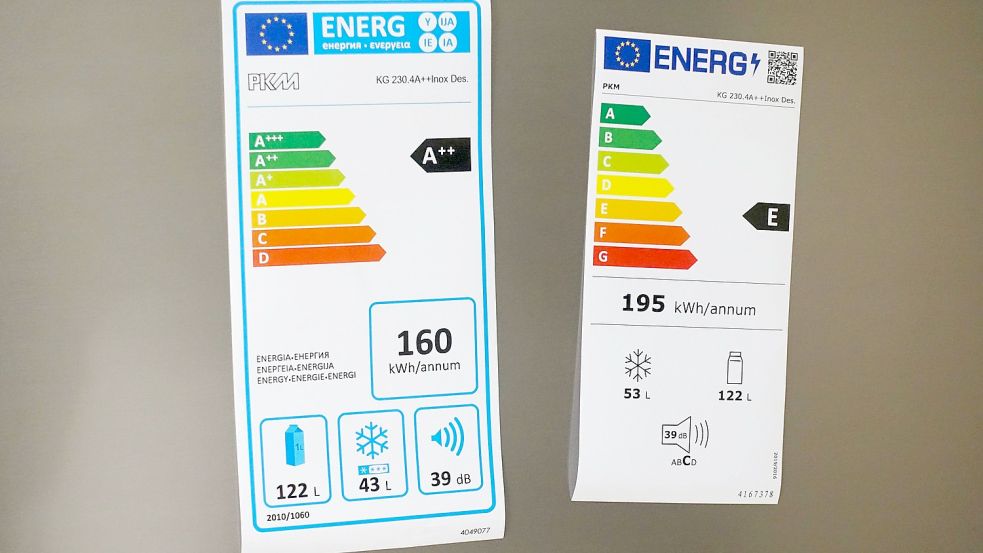 Altes (links) und neues EU-Effizienzlabel: Viele Kühlschränke, die früher in der Bestklasse „A+++“ waren, sind jetzt in der Klasse „C“ oder darunter zu finden, da sich auch die Testverfahren verändert haben. Foto: imago images/Frank Sorge/Sabine Brose