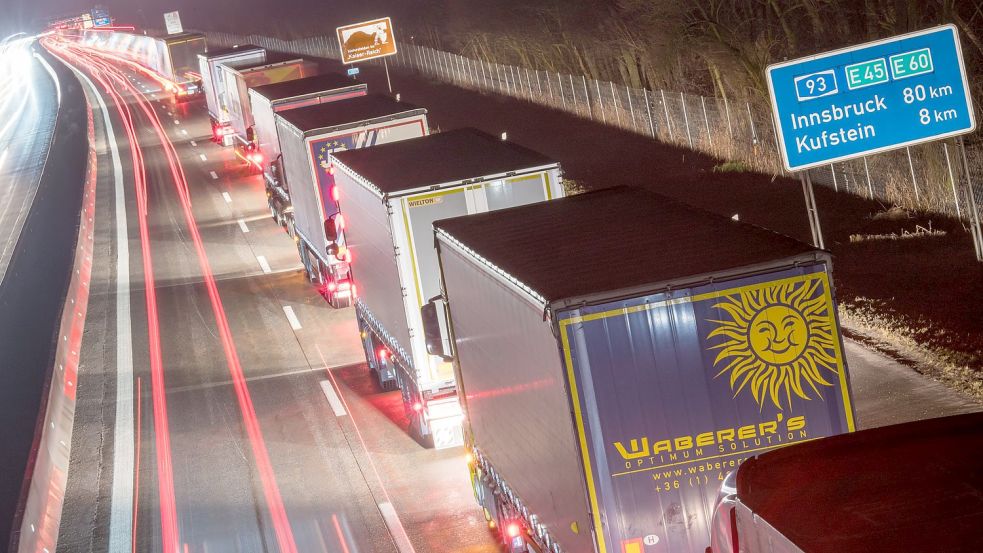 Lastwagen stauen sich vor der bayerisch-österrreichischen Grenze: Österreich will den Lkw-Transit durch das stark vom Schwerlastverkehr belastete Land Tirol 2022 weiter einschränken. Foto: Peter Kneffel/dpa