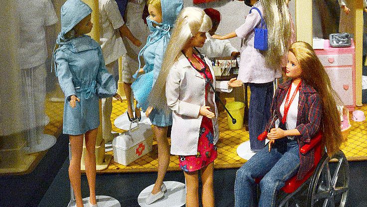 Die Barbie-Puppen und was sie verkörpern wurde über die Jahrzehnte stetig weiter entwickelt. Heute heißt ein Werbeslogan der Hersteller-Firma "Du kannst alles sein". Foto: F. Doden