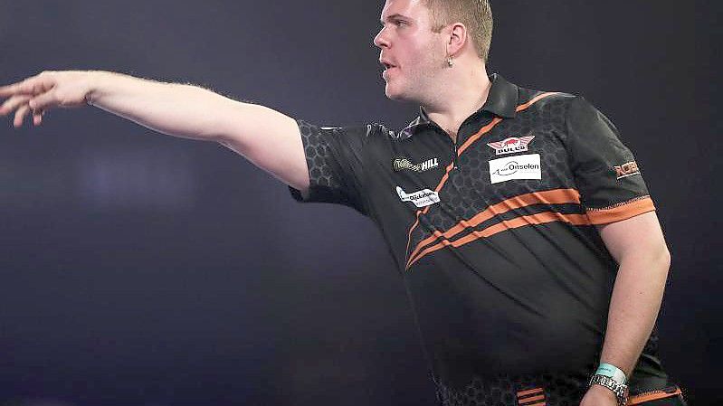 Der Niederländer Dirk van Duijvenbode startet gegen den Russen Boris Kolzow in die Darts-WM. Foto: Kieran Cleeves/PA Wire/dpa