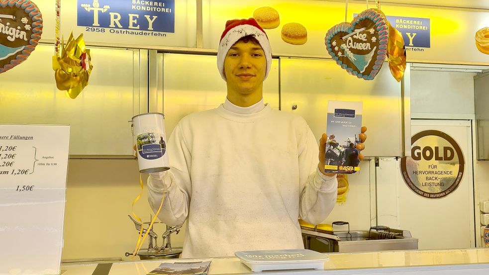 Florian Trey backt leidenschaftlich gerne Berliner im Verkaufswagen seiner Mutter und Backhaus-Chefin Silvia Trey. In der rechten Hand hält er die Spendendose, in der jetzt Geld für die Aktion Wünschewagen gesammelt wurde. Foto: privat