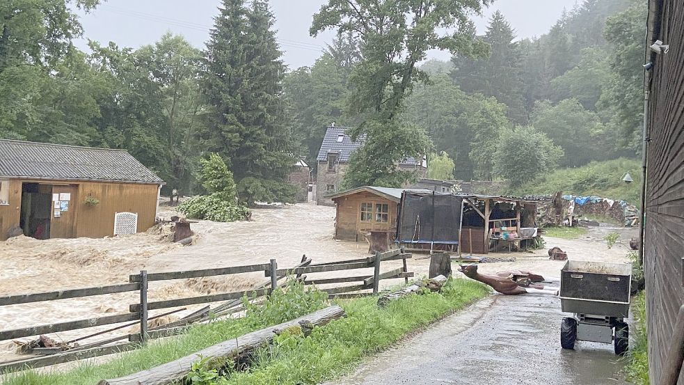 Der Buchholzsbach ist normalerweise ein kleines Rinnsal. Im Juli verwandelte er sich in einen reißenden Sturzbach und sorgte für Zerstörung wie auf diesem Reiterhof. Fotos: Privat