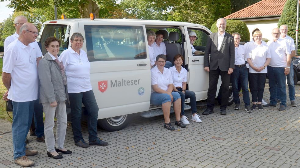 Ein Dutzend Ehrenamtlicher aus Ramsloh und Strücklingen hat sich bereit erklärt, die Saterländer Senioren mit dem Bus der Friesoyther Malteser zum Einkaufen zu bringen. Foto: Fertig