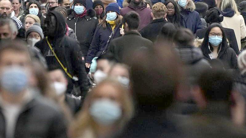 Insgesamt sind im Vereinigten Königreich aktuell knapp 91.000 Omikron-Fälle bestätigt. Foto: Frank Augstein/AP/dpa