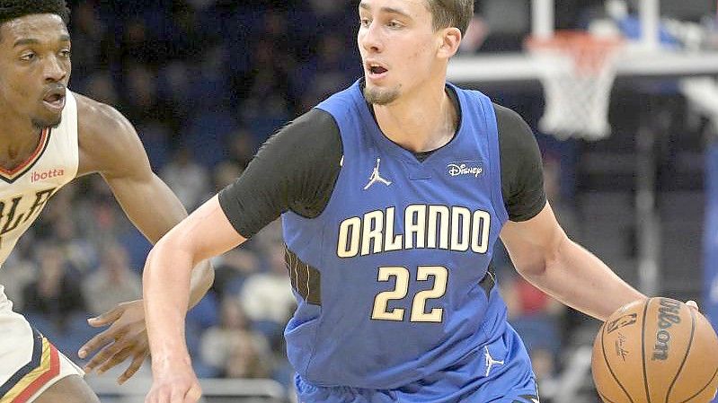 Franz Wagner (r) musste sich mit Orlando den New Orleans Pelicans mit Herbert Jones geschlagen geben. Foto: Phelan M. Ebenhack/AP/dpa