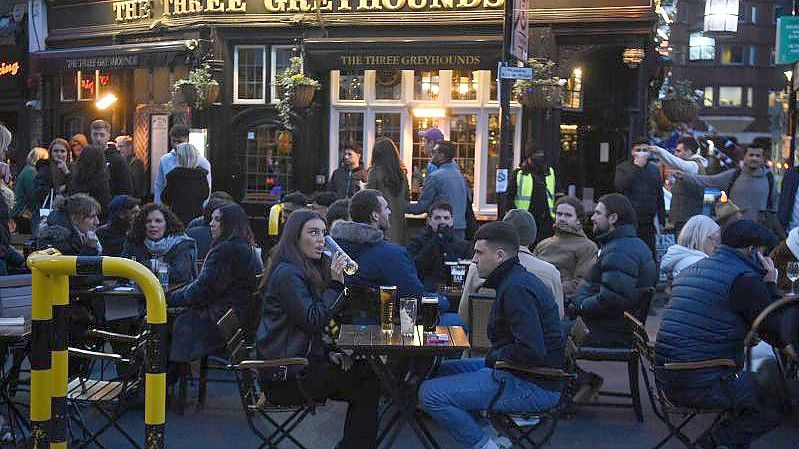 Im Londoner Pub „The Three Greyhounds“ wird gefeiert. Foto: Kirsty O'Connor/PA Wire/dpa/Archivbild