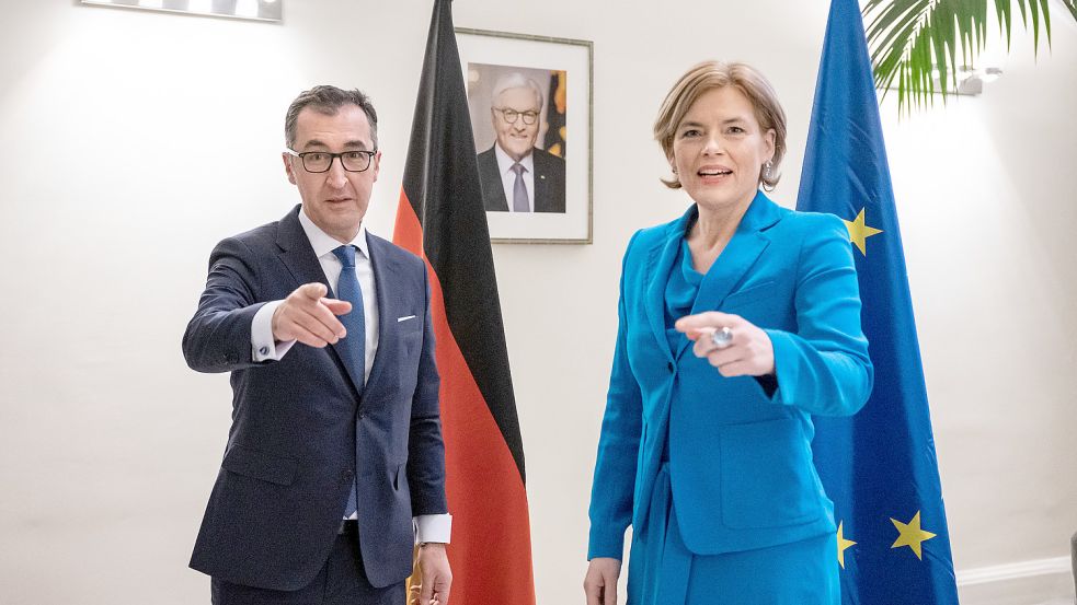 Julia Klöckner beim Empfang ihres Nachfolgers Cem Özdemir im Bundeslandwirtschaftsministerium. Foto: von Jutrczenka/DPA