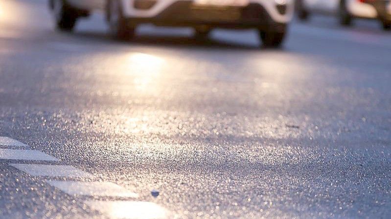 Autofahrer sollten bei der Glätte vor allem langsam und vorsichtig fahren. Foto: Jan Woitas/dpa