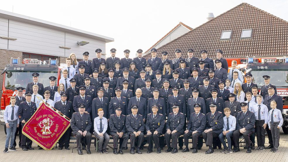 Die gesamte Freiwillige Feuerwehr Barßel mit Jugend- und Altersabteilung vor dem Barßeler Feuerwehrhaus. Fotos: Passmann