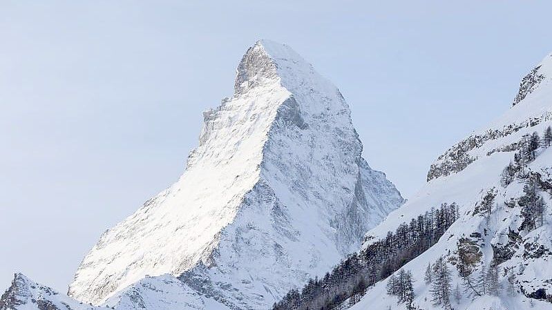 Schnee liegt auf dem Matterhorn. (Archivbild). Foto: Dominic Steinmann/KEYSTONE/dpa