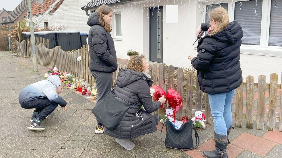 Es sind vor allem Frauen, die vor Ort ihre Anteilnahme bekunden. Viele haben ihre Kinder dabei. Foto: Peter Wüst/rtn