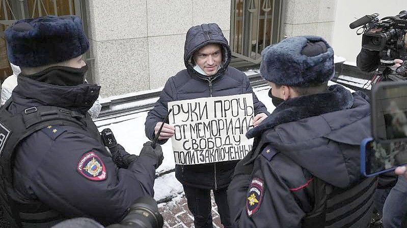 „Hände weg von Memorial, Freiheit für politische Gefangene“: Ein Demonstrant vor dem Obersten Gerichtshof in Moskau. Foto: Pavel Golovkin/AP/dpa