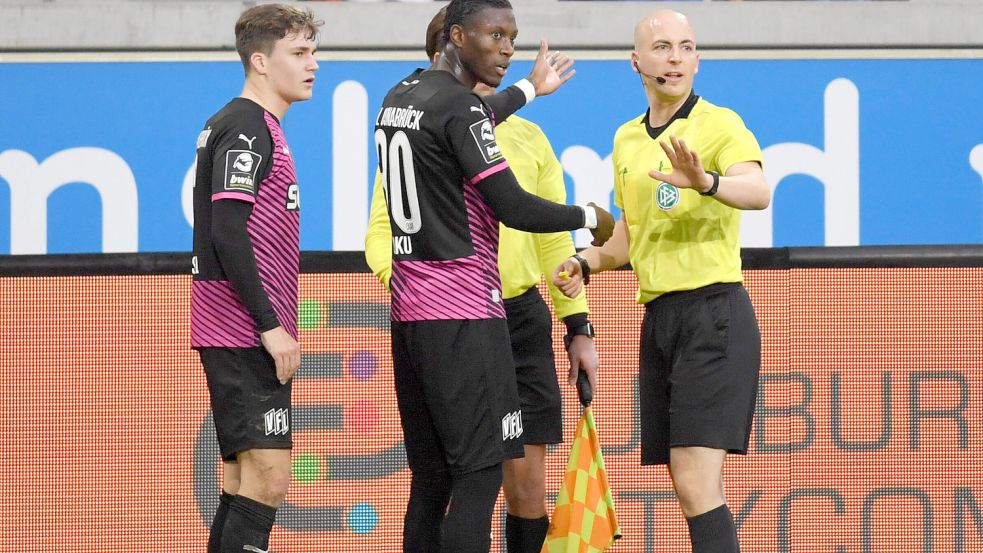 Das Opfer der rassistischen Beleidigung hier in der Bildmitte: Aaron Opoku vom VFL Osnabrück. Foto: Maik Hölter / Imago Images