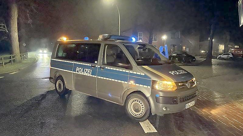 Ein Einsatzfahrzeug der Polizei in Fischerhude. Die Polizei hat dort zwei Leichen in einem Haus entdeckt. Foto: Andre van Elten/TNN/dpa