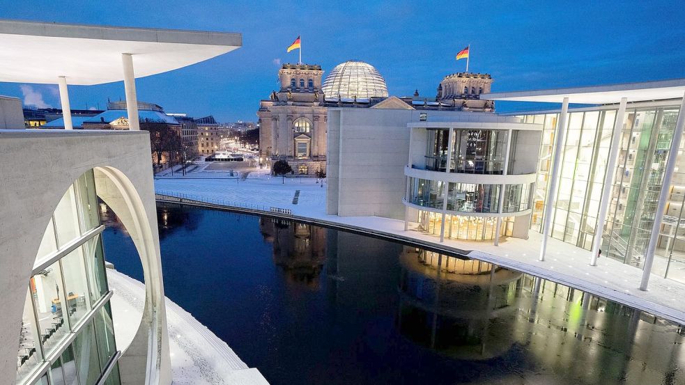 Blick auf das Regierungsviertel mit dem Reichstagsgebäude, dem Elisabeth-Lüders-Haus (l.) und dem Paul-Löbe-Haus (r.) Foto: Kay Nietfeld/dpa