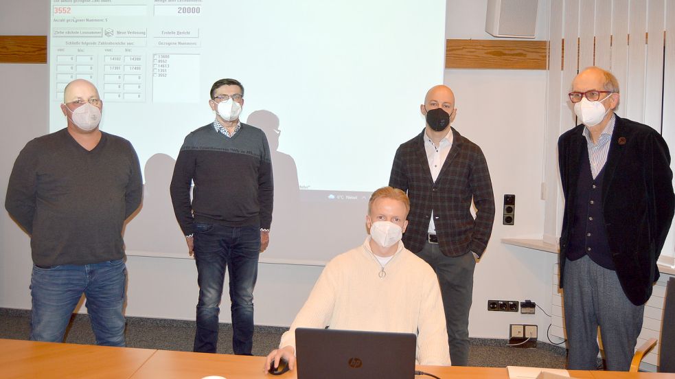 Karsten Berg (von links), Friedrich Hafer, Thies Kruse und Dr. Manfred Radtke sowie (sitzend) Henning Pfeiffer haben die Gewinnnummern gezogen. Foto: Weers