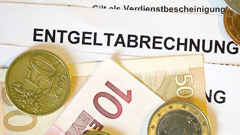 Viele Arbeitnehmer in Deutschland sollten im neuen Jahr mehr Geld in der Tasche haben. Foto: Arno Burgi/dpa-Zentralbild/dpa