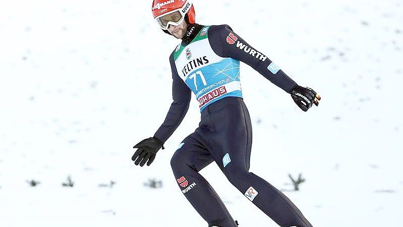 Markus Eisenbichler nach seinem Qualifikationssprung. Foto: Daniel Karmann/dpa