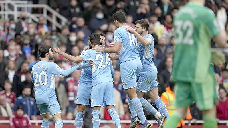 Riyad Mahrez (hinten,M) feiert mit seinen Mannschaftskameraden, nachdem er per Elfmeter das 1:0 erzielt hat. Foto: Matt Dunham/AP/dpa