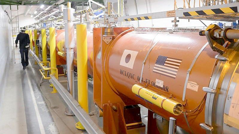 Der Teilchenbeschleuniger am Cern in Genf wird nach einer Wartungspause wieder hochgefahren. Foto: Laurent Gillieron/KEYSTONE/dpa