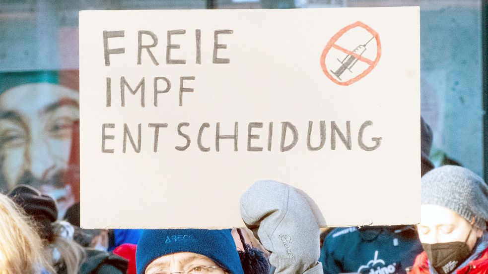 Die Frage der Impfpflicht treibt etliche Menschen zum Protest auf die Straßen. Foto: Gateau/dpa