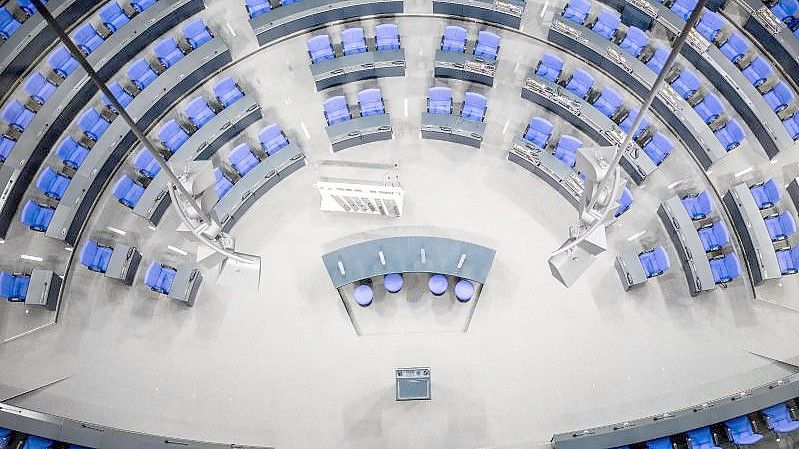 Die Sitzordnung im Plenarsaal des Bundestags wurde geändert. Foto: Michael Kappeler/dpa