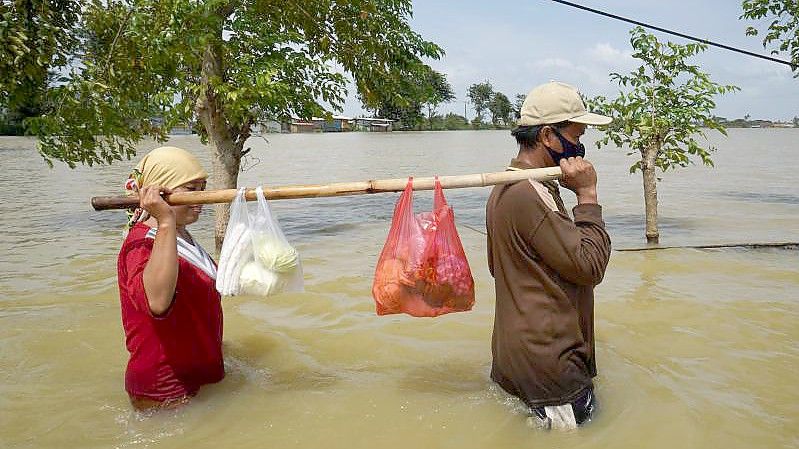 Regenzeit: Zwischen Oktober bis März kommt es immer wieder zu Überschwemmungen in Indonesien (Archivbild). Foto: Jefri Tarigan/XinHua/dpa/Archiv