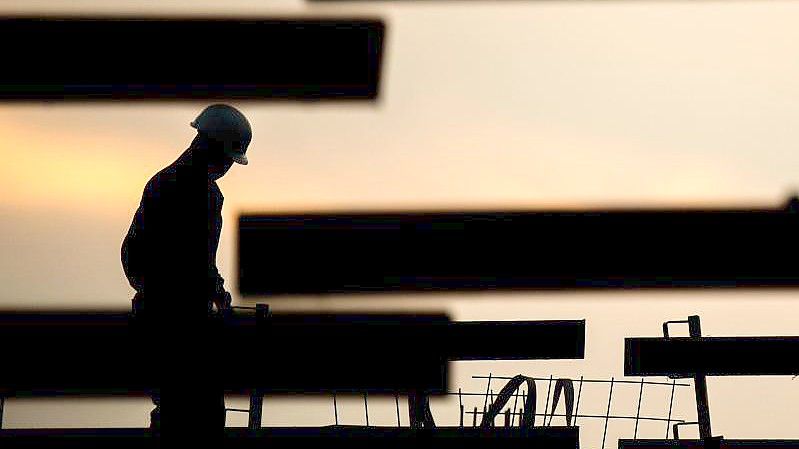 Auf rund einem Drittel der Hochbaustellen fehlt derzeit Material. Foto: Julian Stratenschulte/dpa