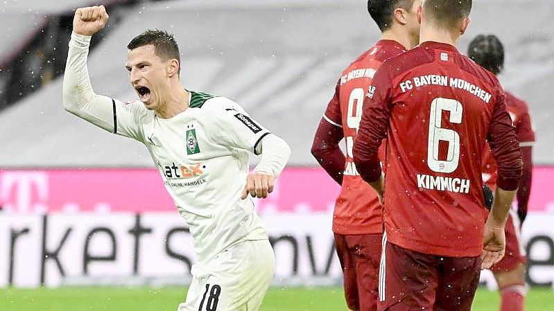 Stefan Lainer (l) sorgte für den Gladbacher Siegtreffer beim FC Bayern. Foto: Sven Hoppe/dpa