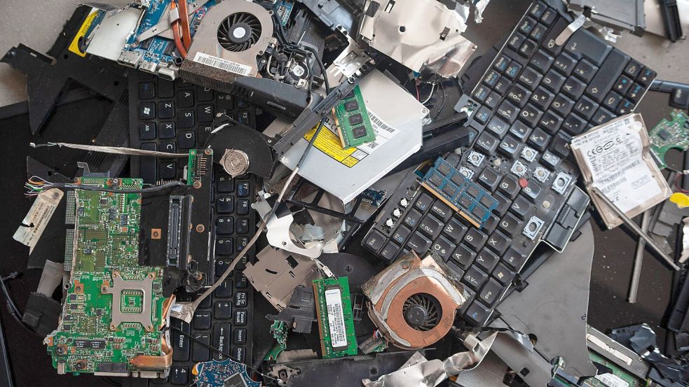 Ein Haufen mit Elektronikschrott aus Bauteilen zweier alter ausrangierter Laptops. Foto: imago images/Olaf Schuelke
