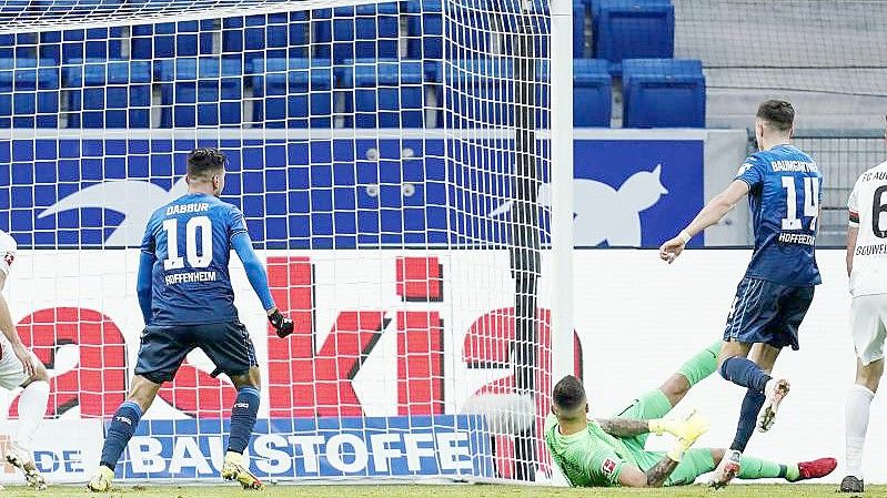 Augsburgs Torwart Rafal Gikiewicz kann das Tor zum 2:1 für Hoffenheim nicht verhindern. Foto: Uwe Anspach/dpa