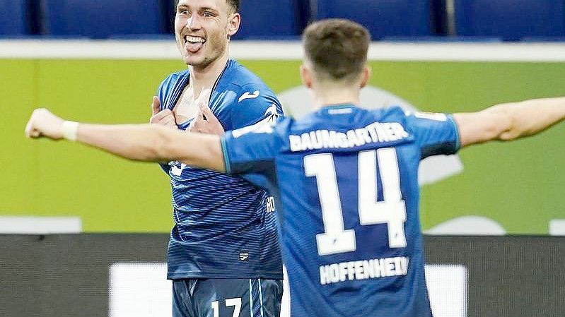 Hoffenheims Torschütze David Raum (l) jubelt mit Christoph Baumgartner über das Tor zum 3:1 gegen Augsburg. Foto: Uwe Anspach/dpa