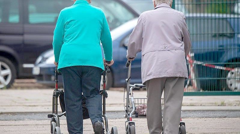 Die Niedrigzinsphase wirkt sich auch auf die Pensionskassen aus. Foto: Stefan Sauer/dpa