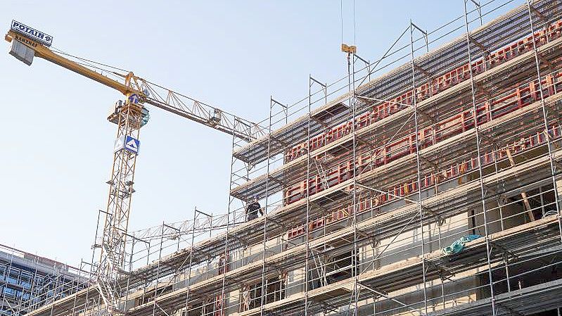 Wohnungsbau in Berlin: Überdurchschnittlich stark haben sich Zimmer- und Holzbauarbeiten verteuert. Foto: Jörg Carstensen/dpa