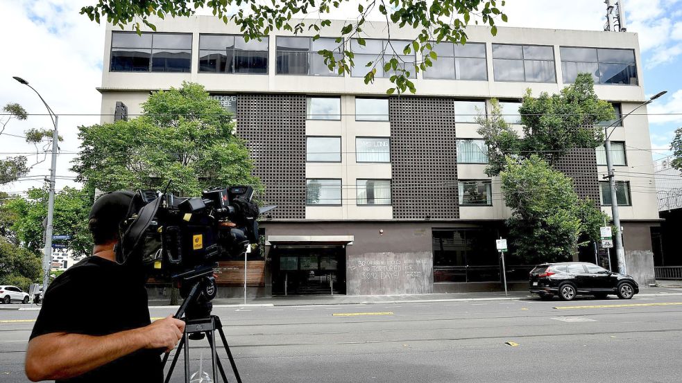 Der serbische Tennisspieler Novak Djokovic wartet in diesem Hotel in Melbourne, Australien auf sein Visum. Foto: dpa/Joel Carrett