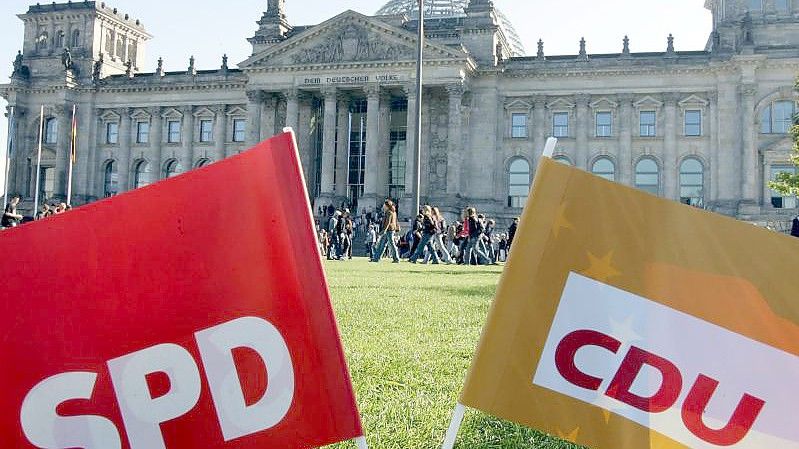 Die SPD verliert einen Prozentpunkt, die Union hingegen legt dazu. Foto: Gero Breloer/dpa