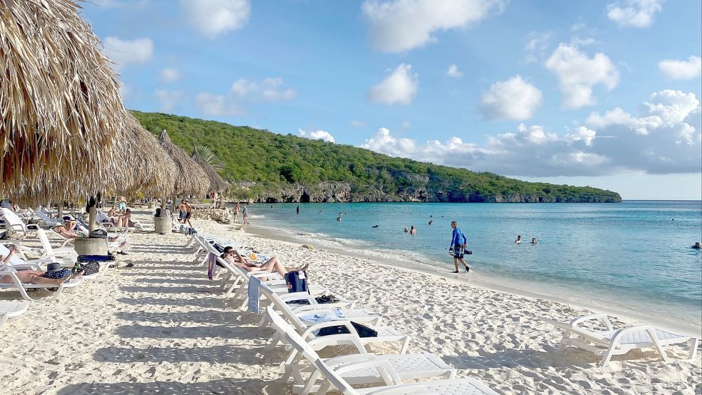 Fast alleine am Traumstrand: Wenn man keine schulpflichtigen Kinder hat, lohnt es sich auch finanziell nicht in der Ferienzeit in den Urlaub zu fliegen. Foto: dpa/Joachim Hauck