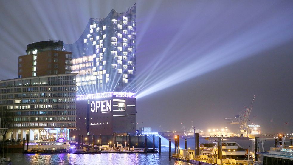 So sieht ein kultureller Leuchtturm aus: Die Elbphilharmonie während des Eröffnungskonzerts am 11. Januar 2017 Foto: Bodo Marks/dpa