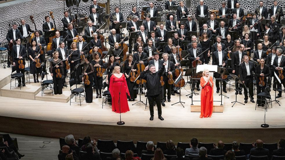 Fest mit Akzenten: Das NDR Elbphilharmonie Orchester unter der Leitung von Alan Gilbert und die Sopranistinnen Anu (links) und Piia Komsi genießen den Schlussapplaus des Konzerts zum fünften Geburtstag der Elbphilharmonie. Foto: Sophie Wolter