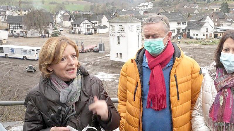 Ein halbes Jahr nach der Flut an der Ahr: Ministerpräsidentin Malu Dreyer (l), Bürgermeister Herbert Lussi und die rheinland-pfälzische Wirtschaftsministerin Daniela Schmitt in Schuld. Foto: Thomas Frey/dpa