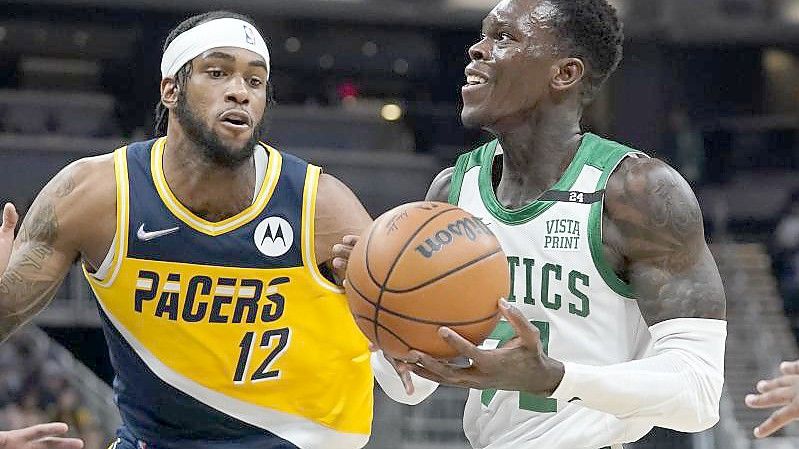 Steuerte 23 Punkte zum Celtics-Sieg gegen die Indiana Pacers bei: Dennis Schröder (r). Foto: Darron Cummings/AP/dpa