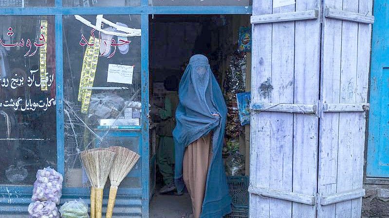 Eine Frau verlässt einen Lebensmittelladen in Afghanistans Hauptstadt Kabul. Foto: Petros Giannakouris/AP/dpa