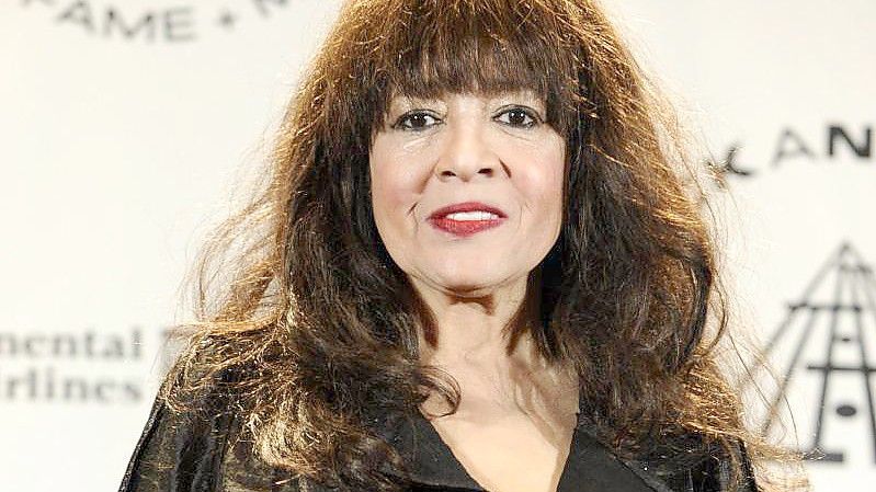 Die US-amerikanische Sängerin Ronnie Spector nach einem Auftritt in New York 2010. Foto: Peter Kramer/KRAPE via AP/dpa